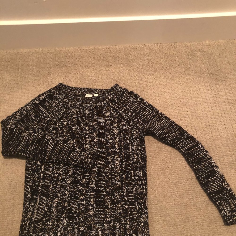 GAP crew neck black and white cable sweater